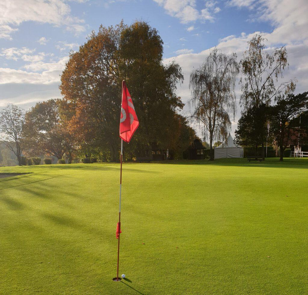 Golfgrün mit Fahne im Herbst